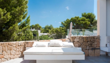 Resa estates ibiza huis huren cala tarida daybed.jpg